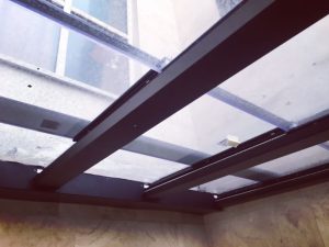 سقف متحرک شیشه‌ای با طراحی لوکس و مدرن